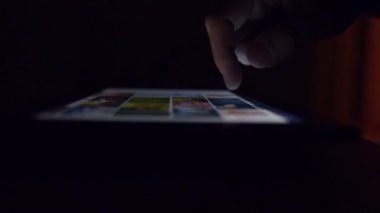 Adam online fotoğraf portföyü dijital tablet bilgisayar kullanarak tarama