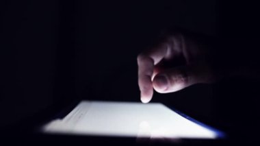 Adam online fotoğraf portföyü dijital tablet bilgisayar kullanarak tarama