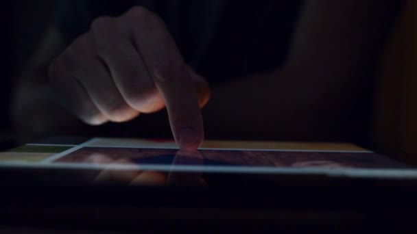 Hombre hojeando cartera de fotografía en línea utilizando tableta digital — Vídeos de Stock