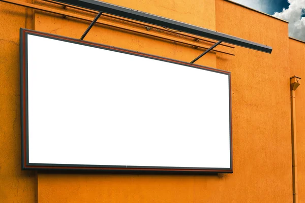 Cartelera publicitaria en blanco en la pared exterior de la tienda del supermercado — Foto de Stock