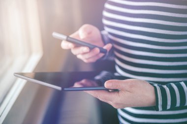 Smartphone ve tablet veri eşitleme, dosya senkronizasyonu kadın 