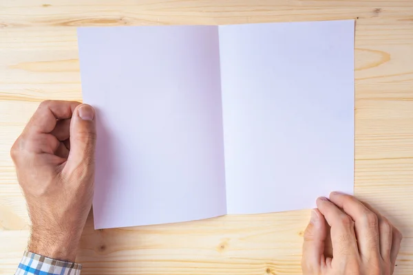 Hombre sosteniendo folleto en blanco como simulacro de espacio de copia —  Fotos de Stock