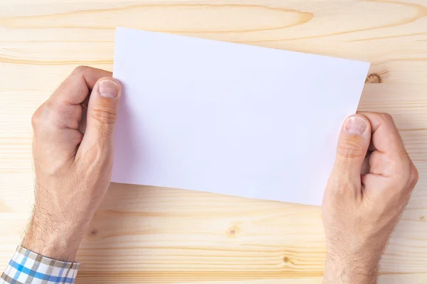 Hombre sosteniendo folleto en blanco como simulacro de espacio de copia — Foto de Stock