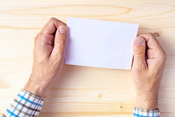 Uomo in possesso di opuscolo vuoto come finto spazio di copia — Foto Stock