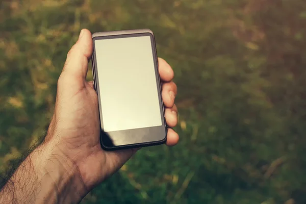 Smartphone à la main masculine, mise au point sélective — Photo