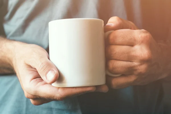 Weiße Kaffeetasse in männlicher Hand — Stockfoto