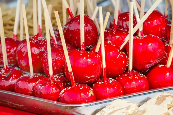 Dulce caramelo rojo esmaltado manzanas caramelo en palos — Foto de Stock
