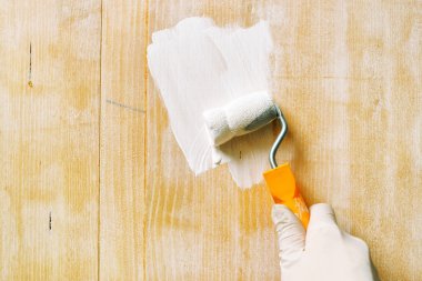 El ile akrilik vernik ahşap tahta üzerinde uygulama boya silindiri