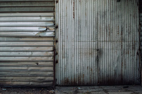 Старі промислові склади замкнені ворота — стокове фото