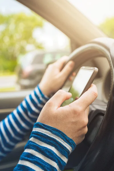 Donna guida auto e sms su smartphone — Foto Stock