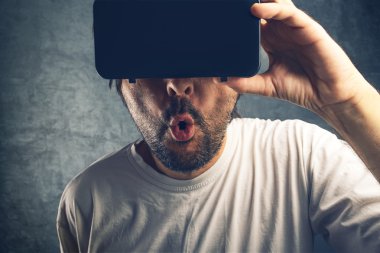 3D sanal pornografik içeriği izleyen adamım