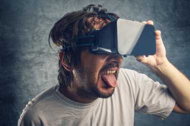 3D sanal pornografik içeriği izleyen adamım