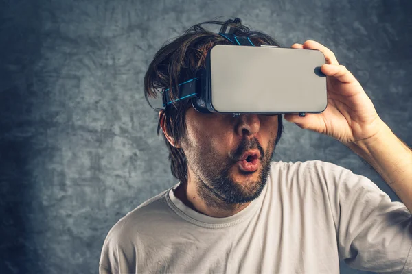 Мужчина смотрит 3D виртуальный порнографический контент — стоковое фото
