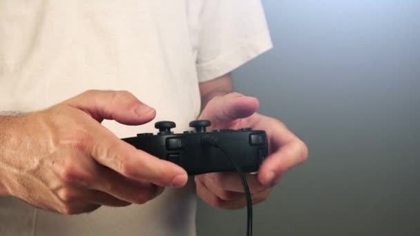 Man spela TV-spel med spelkontroll controller — Stockvideo