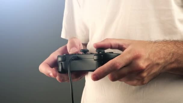 Hombre que usa el controlador de juego para jugar videojuegos — Vídeos de Stock