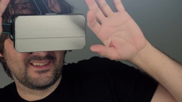 Испуганный человек в очках виртуальной реальности — стоковое видео
