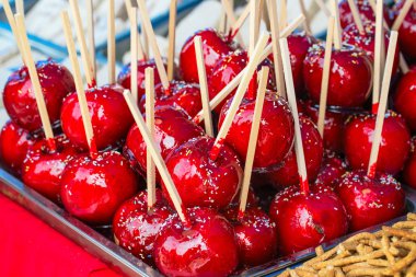 Tatlı kırmızı toffee şeker elma sopa üzerinde sırlı