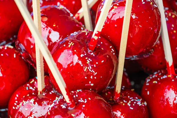 Doce de vidro vermelho toffee doces maçãs em paus — Fotografia de Stock