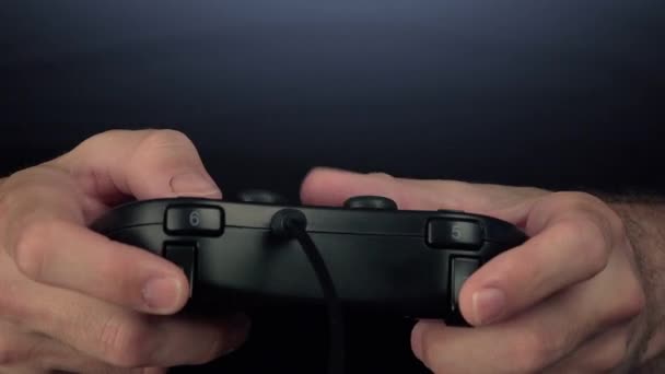 Homem jogando jogos de vídeo com controlador gamepad — Vídeo de Stock