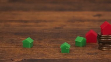 Gayrimenkul ipotek kavramı küçük plastik evler