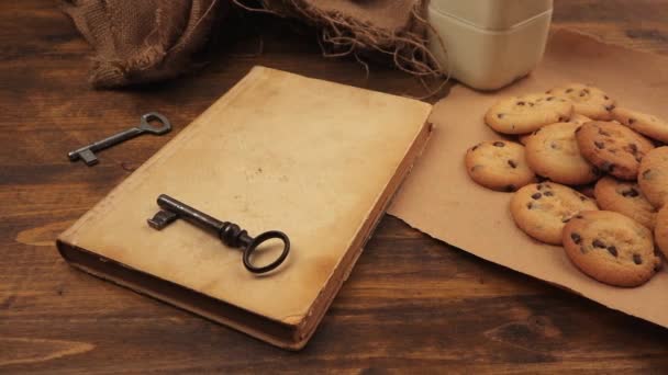 Galletas caseras de chispas de chocolate en la mesa — Vídeos de Stock