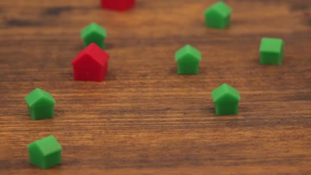 Casas de plástico em miniatura na mesa de madeira como conceito de hipoteca — Vídeo de Stock