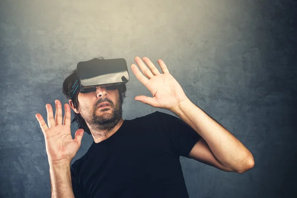 Наляканий чоловік з окулярами віртуальної реальності — стокове фото