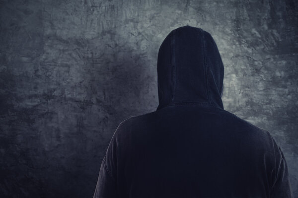 Неузнаваемый футбольный хулиган в капюшоне сзади
