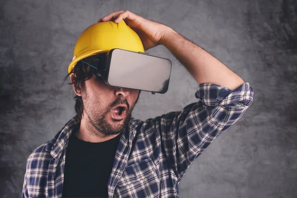 Bauingenieur mit VR-Brille leitet Bauprojekt — Stockfoto