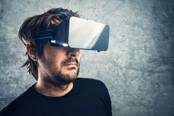 Man with 3d VR goggles enjoying virtual reality — Stock Photo, Image