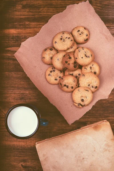 Hemgjord choklad chip cookies, mjölk cup och vintage bok — Stockfoto