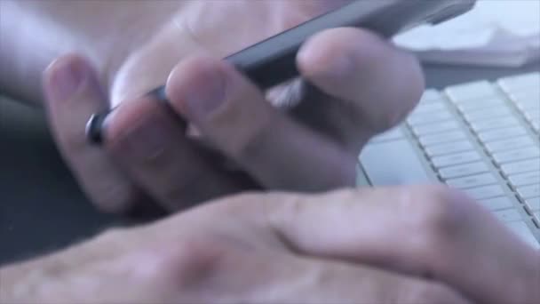 Επιχειρηματίας χρησιμοποιώντας κινητό έξυπνο τηλέφωνο στο γραφείο — Αρχείο Βίντεο