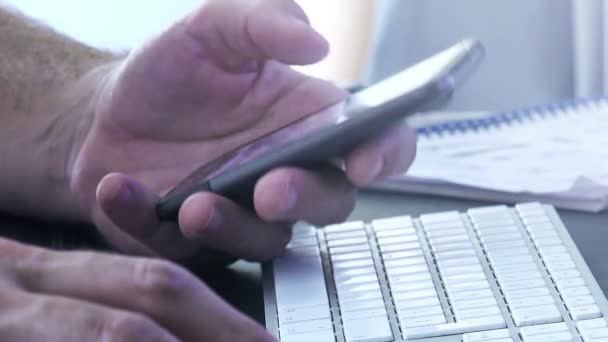 Zakenman mobiele smartphone gebruiken in office — Stockvideo