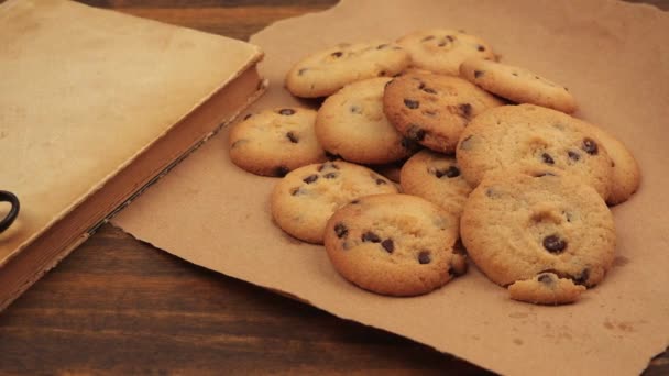 Vintage receptbok och chocolate chip cookies — Stockvideo