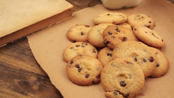 Ricettario vintage e biscotti con gocce di cioccolato — Video Stock