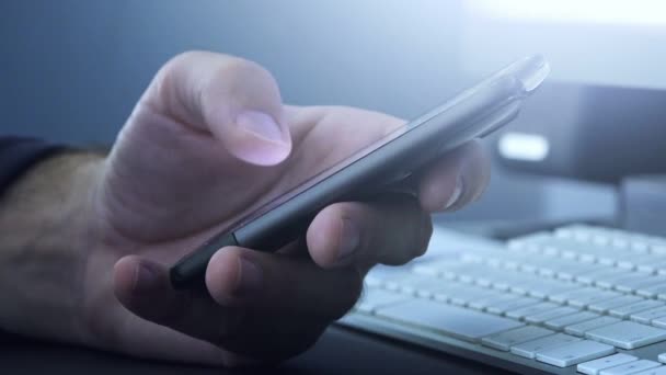Людина використовує смартфон на офісному столі — стокове відео