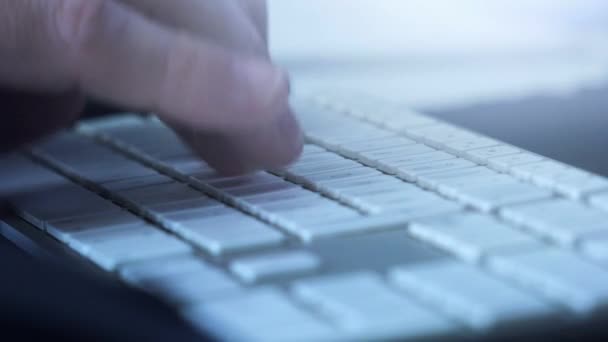 Close up de dedos masculinos rápido digitando teclado de computador moderno — Vídeo de Stock