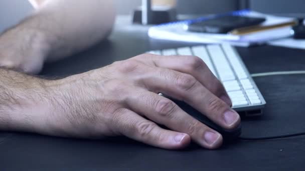 Mão masculina com mouse de computador na mesa de escritório, homem trabalhando no PC desktop — Vídeo de Stock