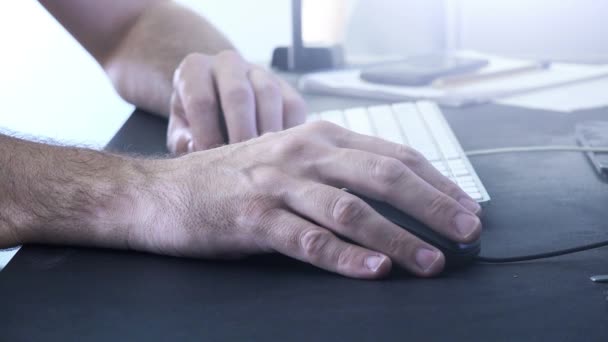 Mão masculina com mouse de computador na mesa de escritório, homem trabalhando no PC desktop — Vídeo de Stock