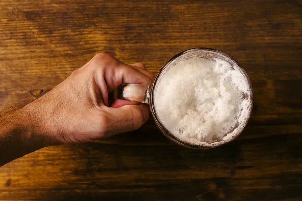 Hand hält Bierkrug voll kaltem, frischem Alkohol — Stockfoto