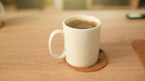 Café de la mañana en taza blanca en la mesa — Vídeos de Stock