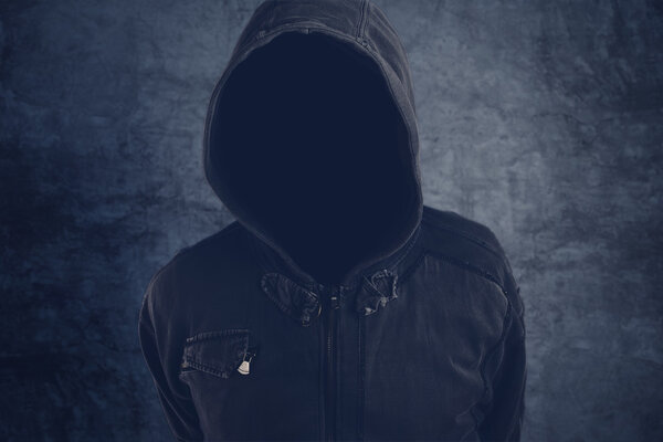 Неузнаваемый портрет футбольного хулигана в капюшоне
