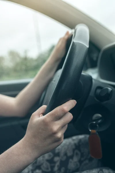 Manos femeninas en el volante del coche — Foto de Stock