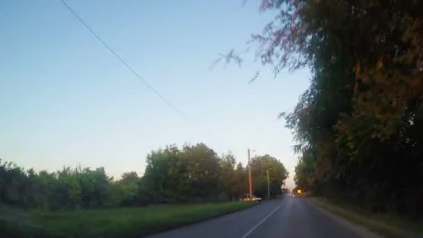 Voyager à travers un village typique d'Europe de l'Est, conduire des images de plaque 