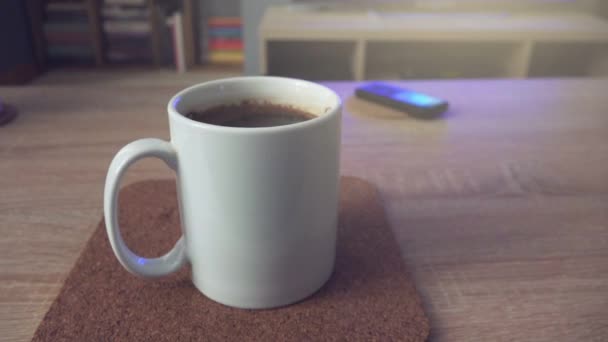 Tasse à café sur la table du salon 