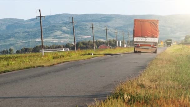 Dostawa samochodu ciężarowego countryside droga — Wideo stockowe