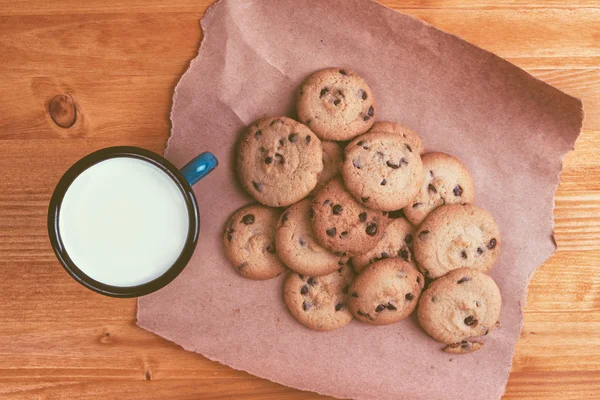 Hemgjord choklad chip cookies och mjölk cup — Stockfoto
