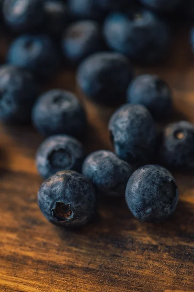 Bleuets frais sur table en bois — Photo