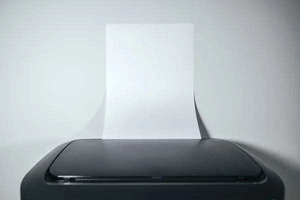 Офисный настольный принтер с бланковой бумагой в качестве копировального пространства — стоковое фото