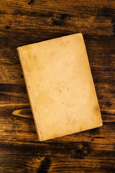 Vieux livre vintage sur table rustique en bois — Photo